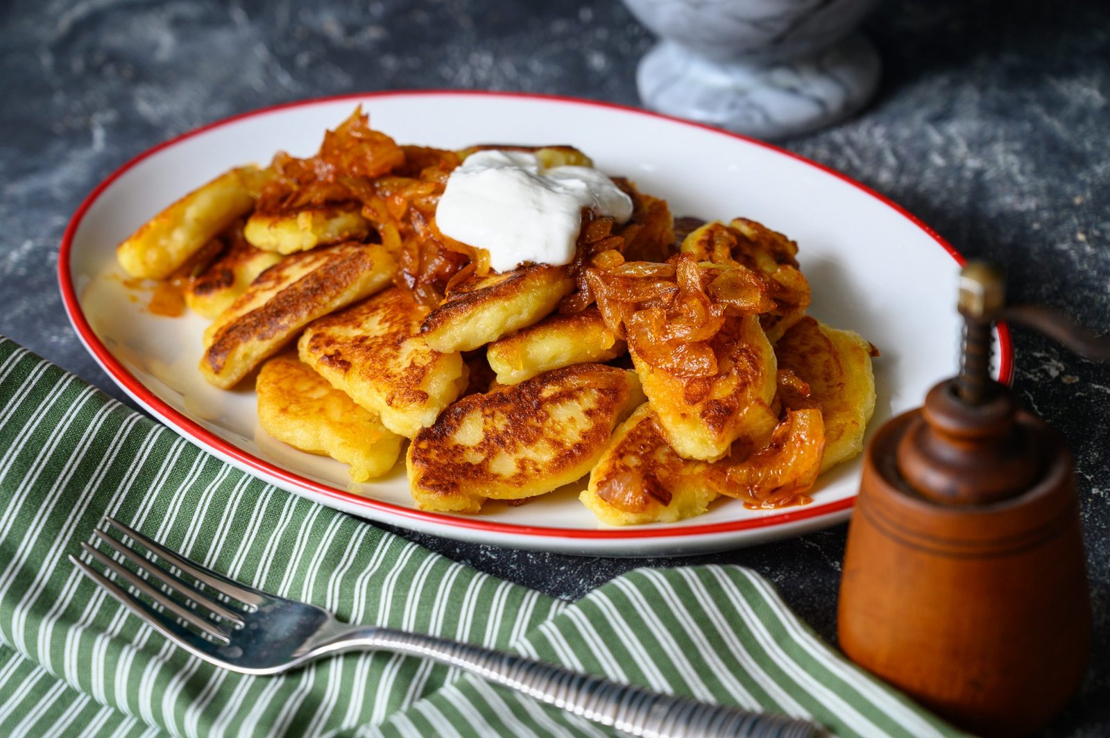 dodolle served with sour cream and onions